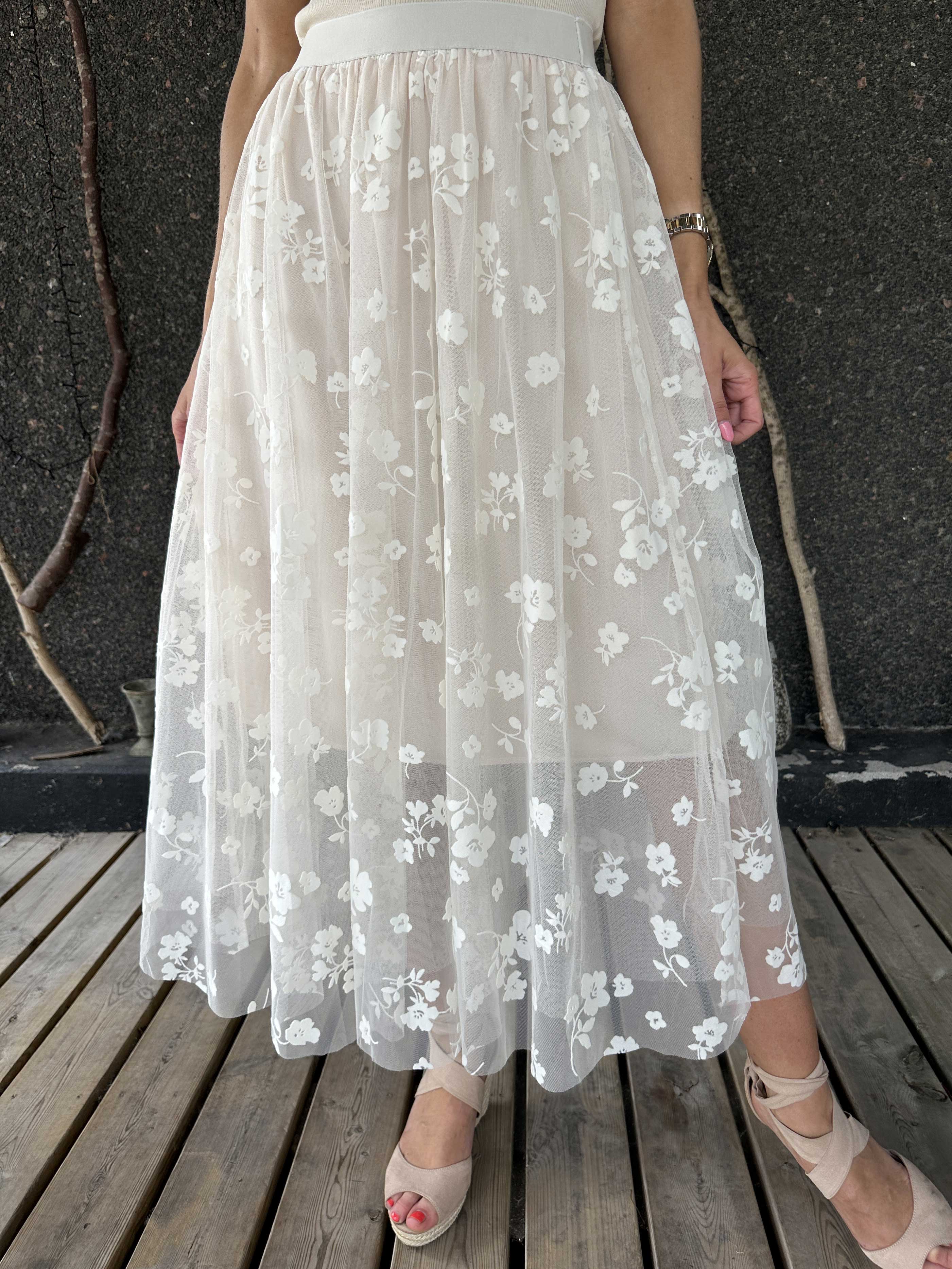 Aella - Lång kjol med blommig tyll
